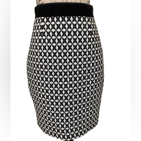 Banana Republic Jacquard Pencil Skirt  Black & White Size 4 - Picture 2 of 6